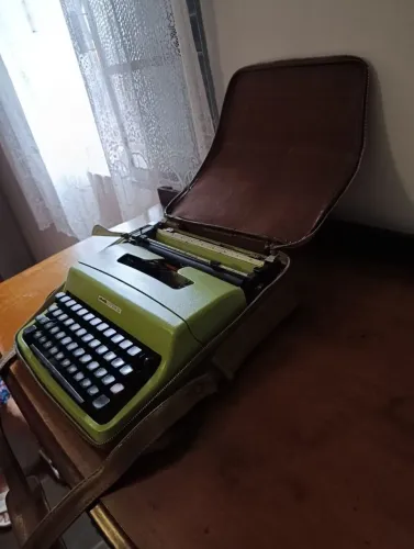 Máquina de escrever olivetti