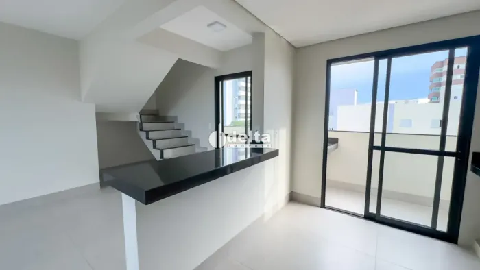 Cobertura com 3 quartos sendo 1 suíte disponível para venda no bairro Santa Mônica em Uber