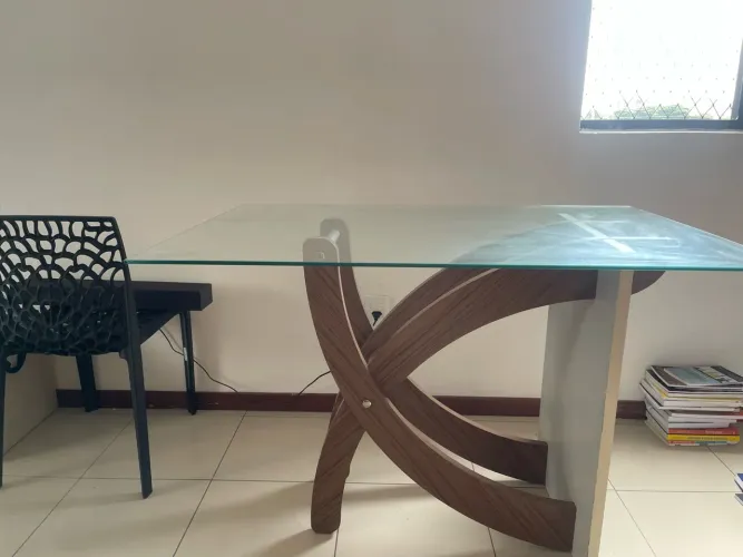 Vende-se uma boa mesa com tampo de vidro