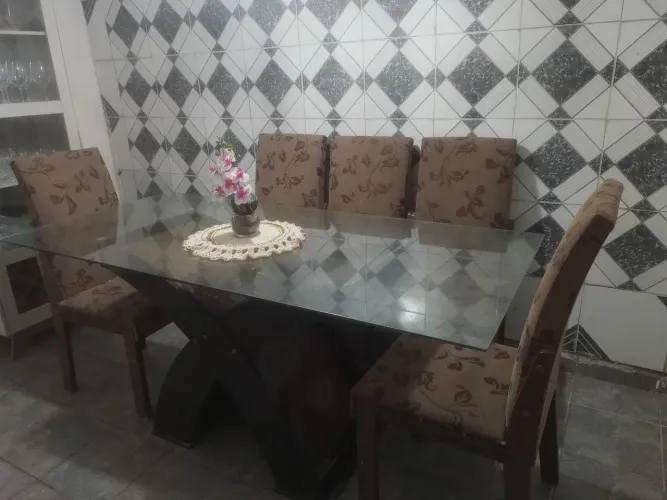 Mesa de jantar e aparador