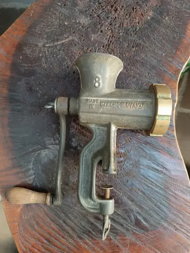 Máquina antiga de moer carne