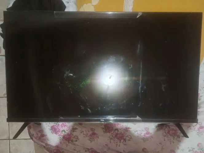 TV 43 com tela trincada 