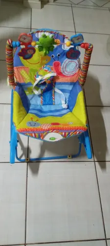 Cadeira de balanço musical infantil