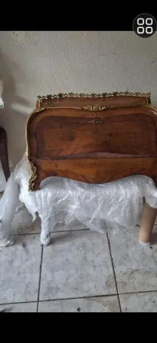 Escrivaninha papeleira Luiz XV antiga com adornos em bronze e acabamento em radica. 