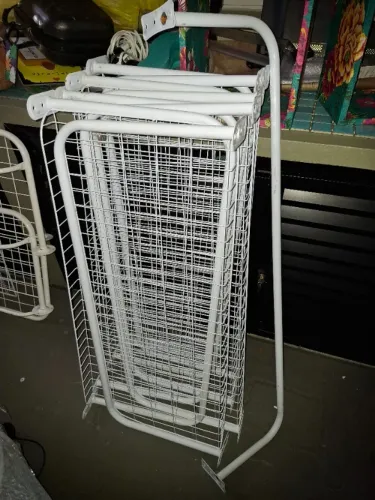 Araras de parede brancas