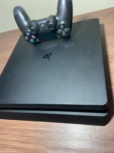 Ps4 slim + FIFA26 na memória 
