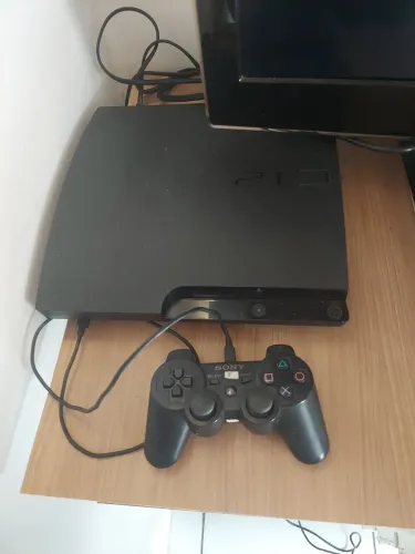 Ps3 com um controle original e 4 jogos