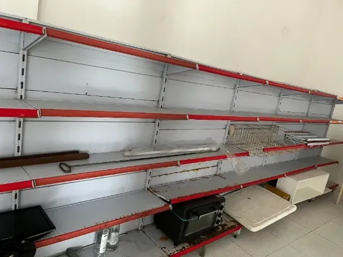 Prateleiras / Gôndolas de  supermercado