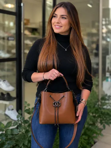 Bolsa com corrente na cor Marrom