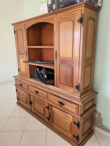 Vende-se móveis em madeira.