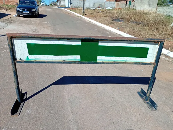 Cavalete em tubos de ferro de 2" medindo 2,00 m /comprimento x 1,00 m/altura.