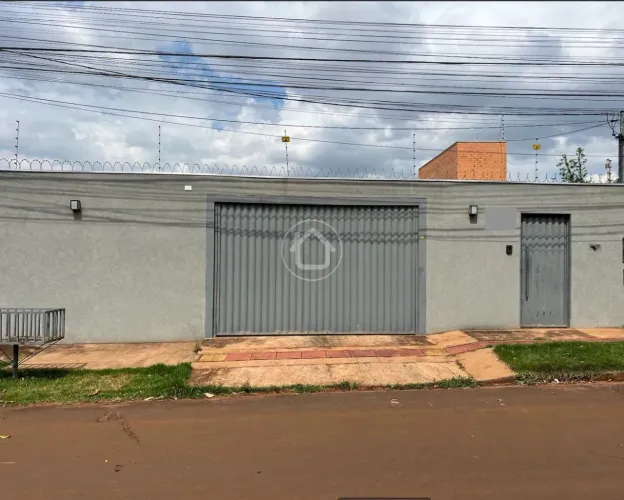 CASA COM 02 SUITES SENDO 01 MASTER