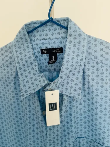 Camisa Gap M nunca usada azul e gráficos