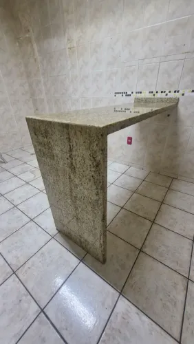 Bancada/ mesa de apoio em granito Santa Cecília gold.