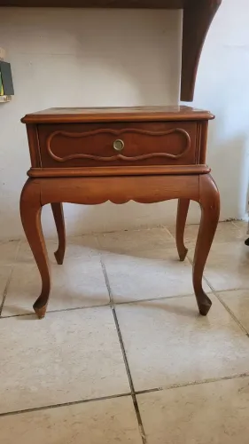 Mesa de cabeceira antiga (criado-mudo)