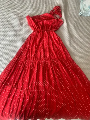 Vestido vermelho com bolinhas brancas