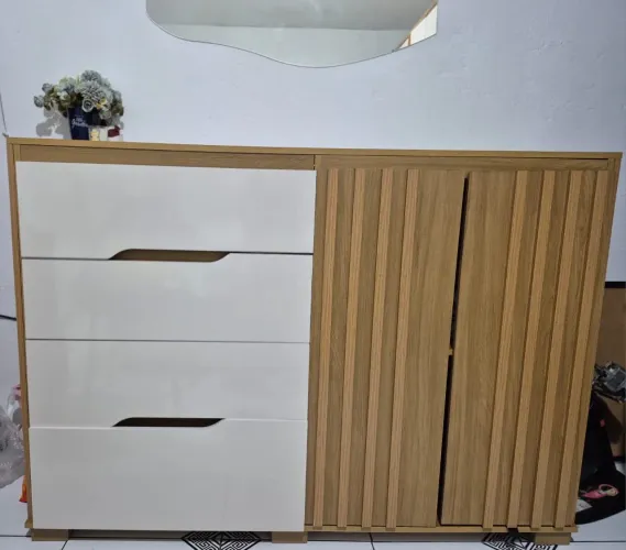 Cômoda Ripada com 4 Gavetas e 2 Portas - Freijó e Off-White