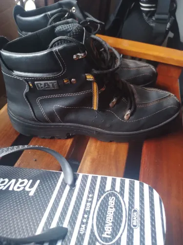 VENDO UMA LINDA BOTA CAT SEMI NOVA NÚMERO 42