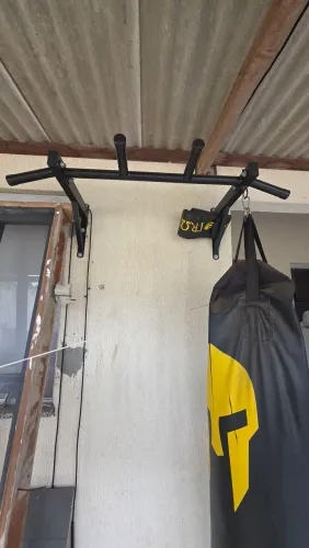 Saco de pancada com barra fixa