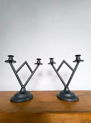 par de castiçais candelabro vela em metal lindo decoração luz antigo antiquário casa decor