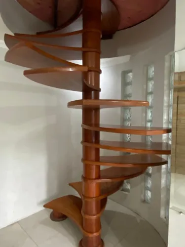 Título: Escada Caracol / Espiral em Madeira Nobre Angelim - 2,80m de Altura -