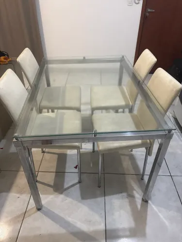 Mesa de vidro com 4 cadeiras