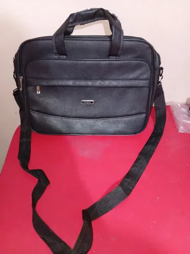 Bolsa para notebook masculina. ORIGINAL KL Wain Bolsas. Alça ajustável. Couro com detalhes