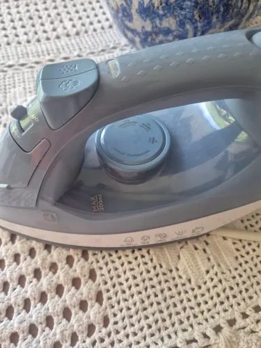 ferro Electrolux, com reservatório de 200 ml