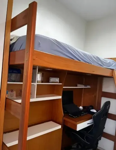 Cama de madeira maciça com escrivaninha e baú