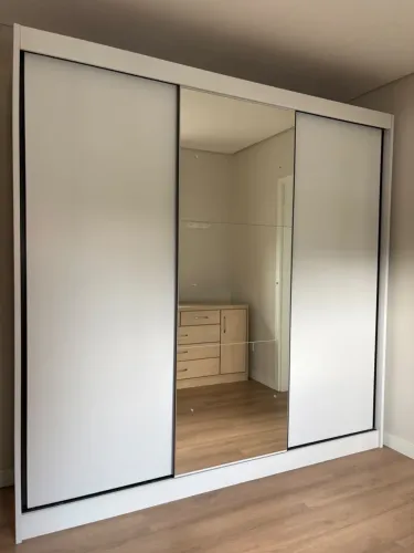 GUARDA-ROUPA CASAL 3 PORTAS DE CORRER COM ESPELHO