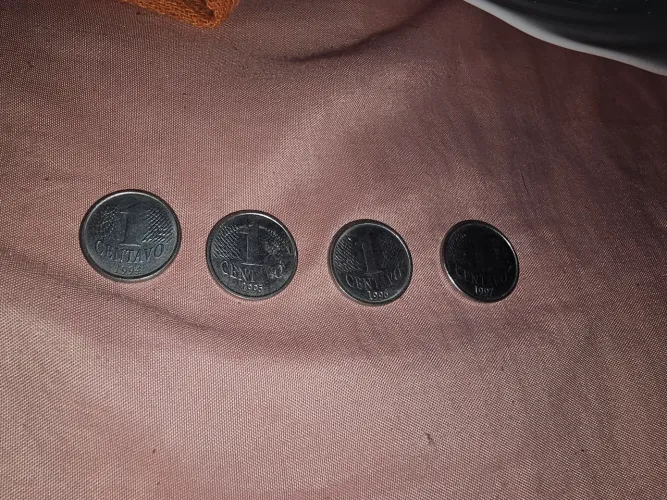Vende-se tem uma quantidade grande de moedas e só colecionadores vão saber o valor