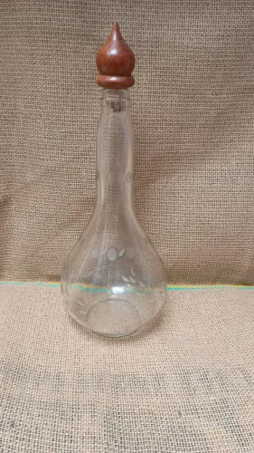 Licoreira de vidro antigo com detalhes lapidado - 745 ml