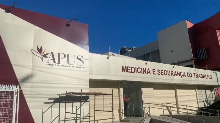 Fachada vem com a forte placas