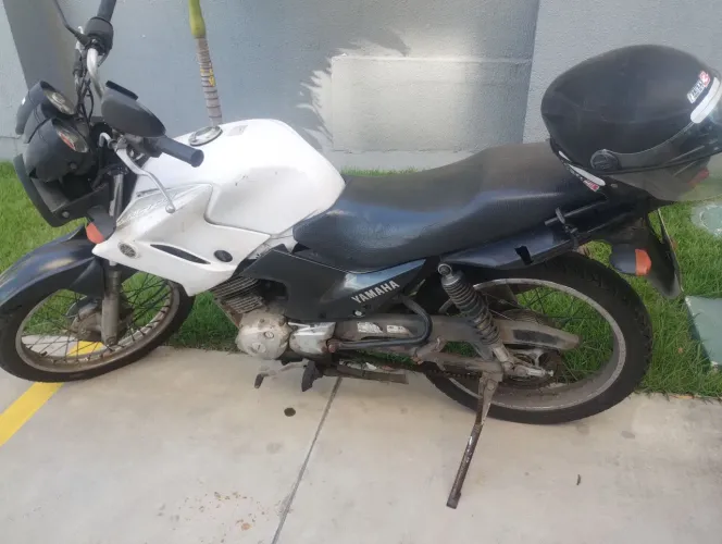 Yamaha factor com problemas na pintura e carenagem, motor ótimo, pneus novos e kit novo.