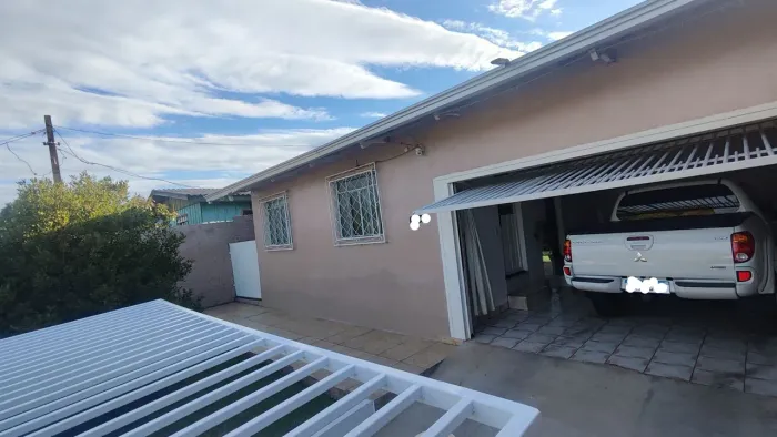 Casa segura no Bairro Pinheirão com quintal amplo