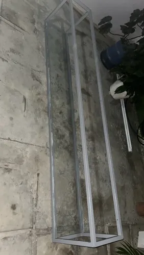 Prateleira feita de metalom com vidro