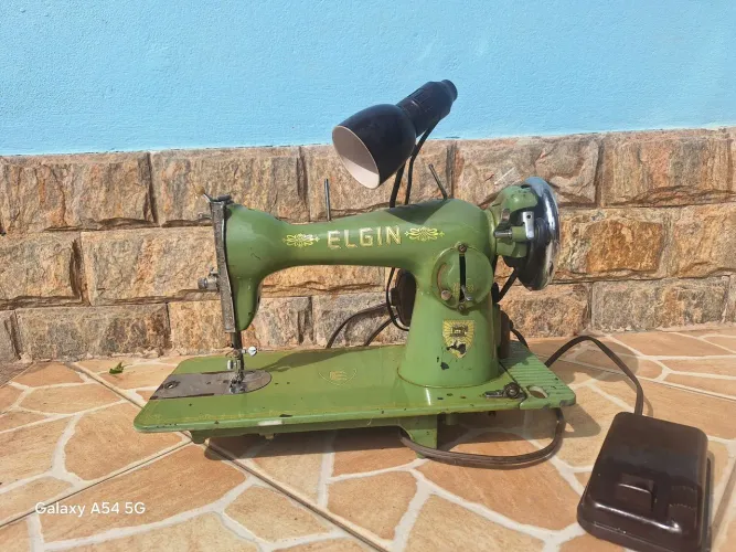 Máquina de costura Elgin antiga