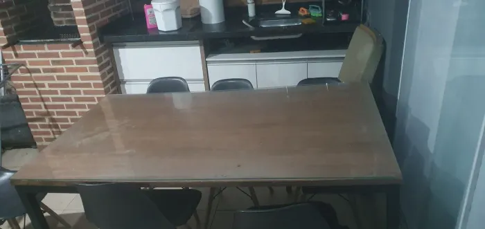 Vendo mesa com 6 cadeiras com tampor de vidro (cadeiras com alguns defeitos) R$150,00