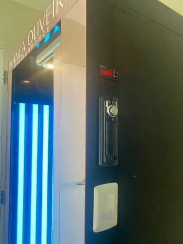 Máquina bronzeamento com som integrado, Timmer e porta de correr.