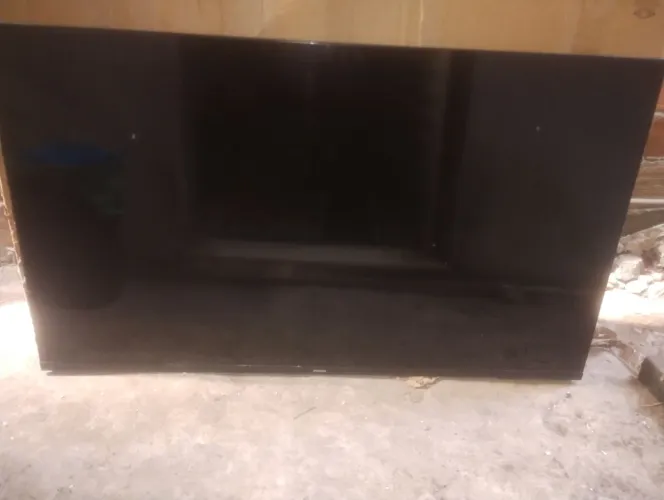 TV Philips 50" com defeito