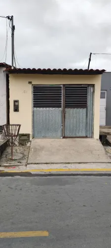 Casa a venda, avalio trocas com volta. Vendo casa pequena no bairro Santos Dumont,