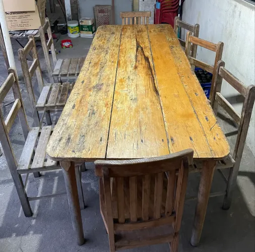 Mesa de madeira com 8 cadeiras