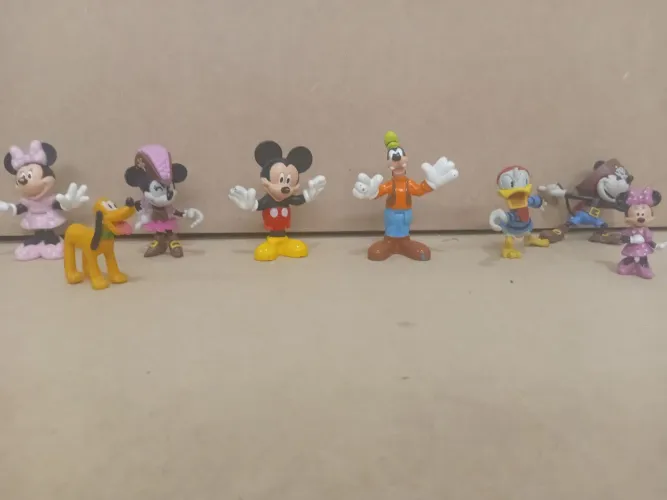 Kit com 8 bonecos colecionaveis Disney 
