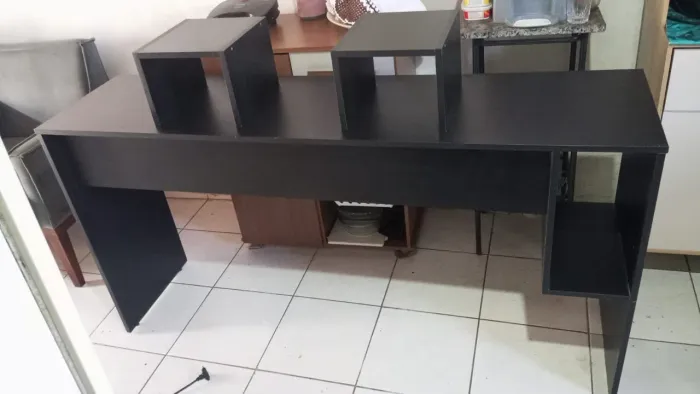 Mesa gamer ou para estúdio com dois suportes móveis para caixas de som