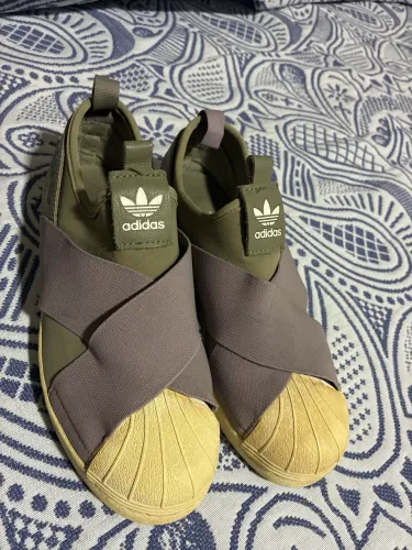Tênis adidas