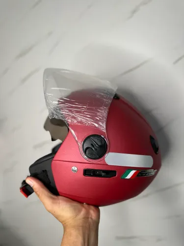 Capacete aberto.