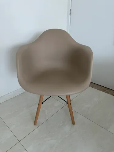 Cadeira Charles Eames nude c/ braço