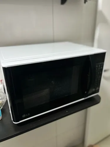Microondas LG 32 L limpa fácil, praticamente novo