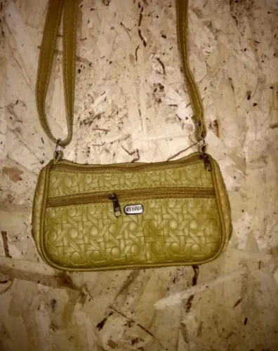 Bolsa de Ombro Pequena e confortável, com bolsos e zíper 