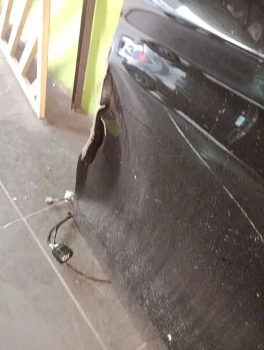 Vede-se porta completa com chicote vidro e máquina do ford Ka Hatch 2018 com detalhes